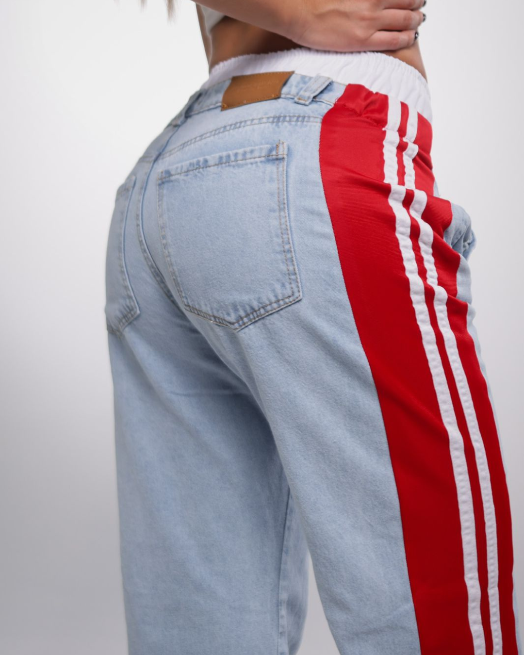 Jean Fit con Pretina Ancha: Moldea® Rojo con Líneas Laterales y Pretina Blanca - Edición Limitada