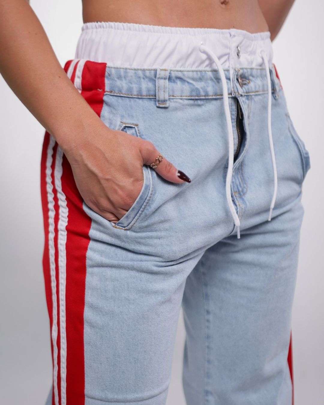 Jean Fit con Pretina Ancha: Moldea® Rojo con Líneas Laterales y Pretina Blanca - Edición Limitada