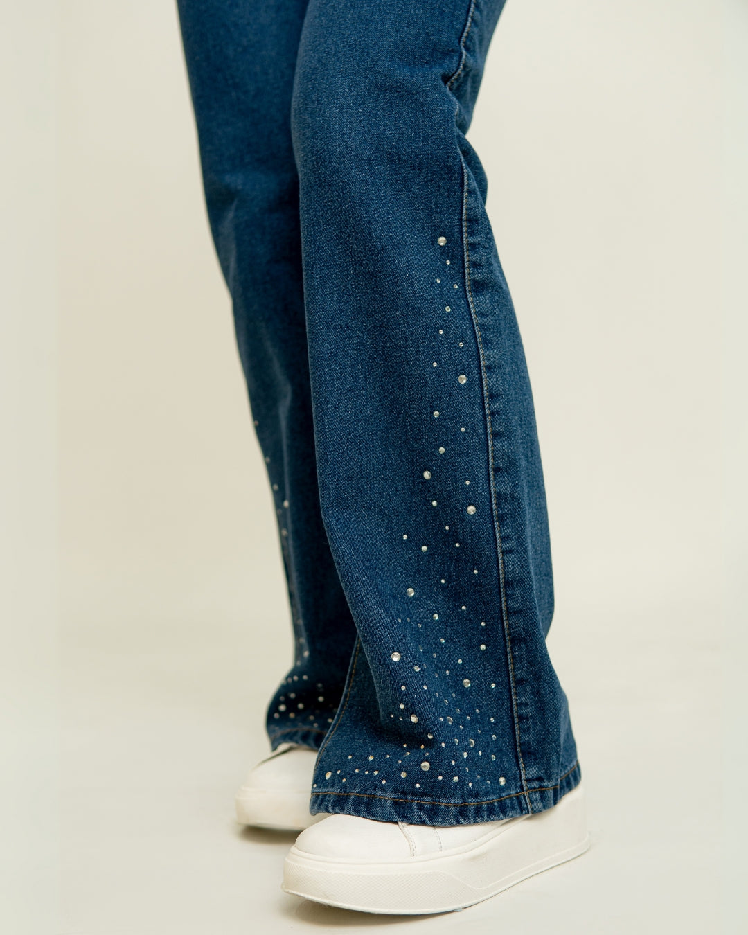 LumiGlow® Jean de Bota Recta con Tiro Alto, Perlas y Abertura